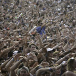 crowd-2_perry-julien